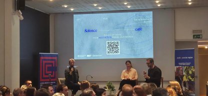 Science Café na téma pravidel: zleva moderátorka Stéphanie Coerten a řečníci Laurie Hanquinet a Ondřej Špaček
